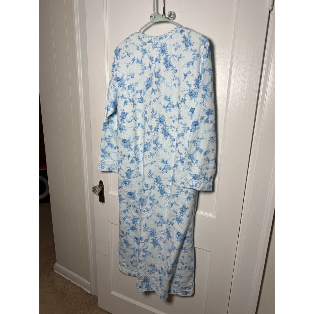 VTG Miss Elaine Women’s Medium Blue White Floral Toile Long Robe NWT Cottagecore - Picture 6 of 7